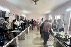SCIENCE-LAB-VISITING-01